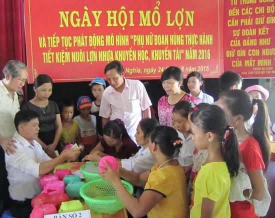 Phú Thọ: Huyện Đoan Hùng tổ chức 'Ngày hội mổ lợn nhựa tiết kiệm' 2015