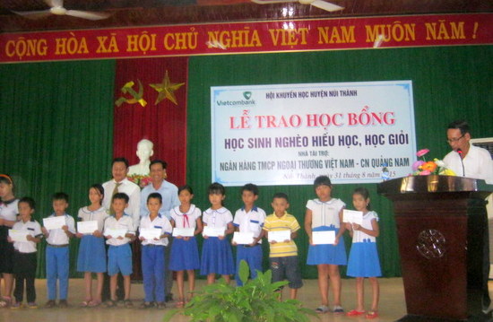 Quảng Nam: Hội Khuyến học trao học bổng 'Tiếp sức đến trường'