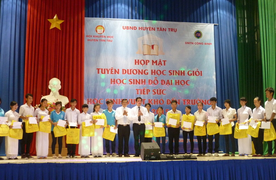 Long An: Huyện Tân Trụ tổ chức lễ tuyên dương học sinh giỏi - Tiếp sức học sinh đến trường
