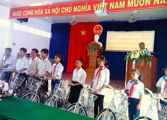 Sóc Trăng: Trao 51 chiếc xe đạp cho học sinh nghèo
