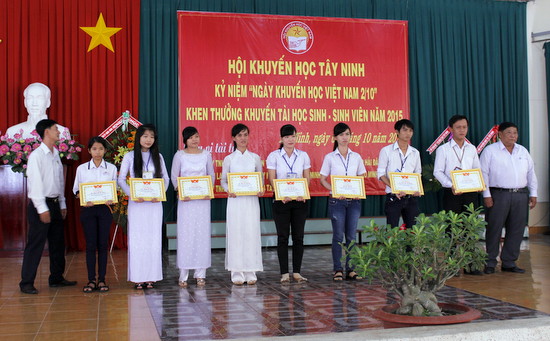 Tây Ninh: Khen thưởng khuyến tài học sinh, sinh viên năm 2015