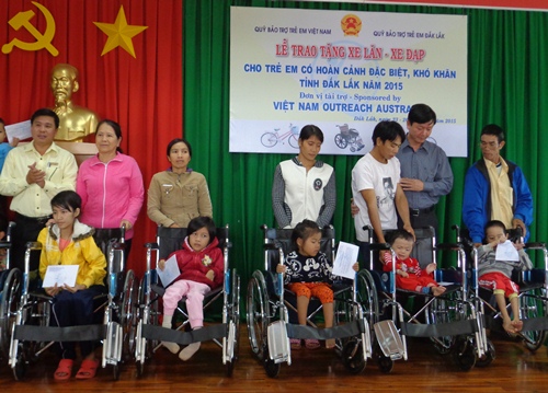 Đắk Lắk: Trao hơn 300 chiếc xe đạp và xe lăn cho trẻ em có hoàn cảnh khó khăn