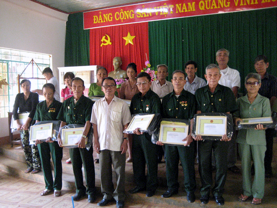 Tạp chí Dạy và Học ngày nay tặng quà hội viên Người cao tuổi và Cựu Thanh niên xung phong