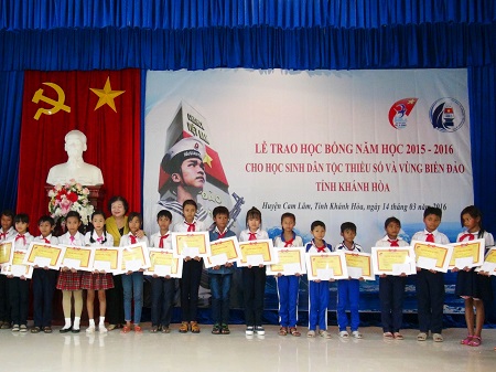 Khánh Hòa: Trao 300 suất học bổng đến học sinh vùng biển đảo, con ngư dân