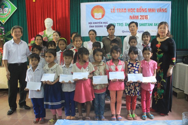 Quảng Trị: Học bổng “Mai Vàng” tiếp sức cho học sinh nghèo miền núi