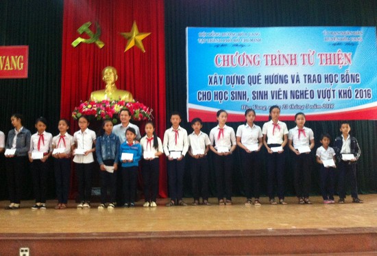Đà Nẵng: Chủ tịch HĐH Hòa Vang tại thành phố Hồ Chí Minh trao học bổng cho học sinh nghèo vượt khó