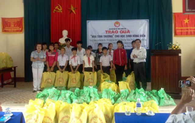 Quảng Trị: Hàng trăm phần quà đến với học sinh nghèo vùng biển trước thềm năm học mới