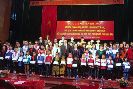 Nguyên Phó Chủ tịch nước Nguyễn Thị Doan trao học bổng cho học sinh vượt khó học giỏi tại Lạng Sơn