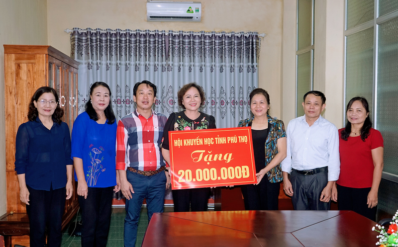 Hội Khuyến học tỉnh Phú Thọ chia sẻ khó khăn với học sinh vùng lũ tỉnh Yên Bái và Sơn La