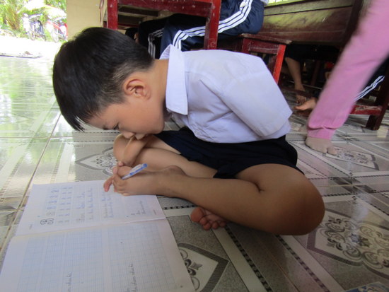 Cần Thơ: Cậu bé khuyết tật ham học Nguyễn Văn Tài