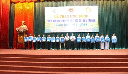 Tiền Giang: Trao học bổng cho 251 học sinh khuyết tật, mồ côi