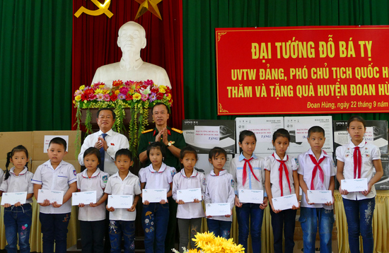 Phó Chủ tịch Quốc hội Đỗ Bá Tỵ thăm và tặng quà học sinh giỏi tỉnh Phú Thọ