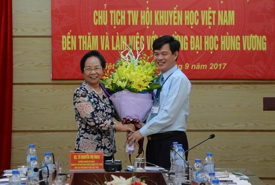 Chủ tịch Hội Khuyến học Việt Nam Nguyễn Thị Doan làm việc tại Đại học Hùng Vương