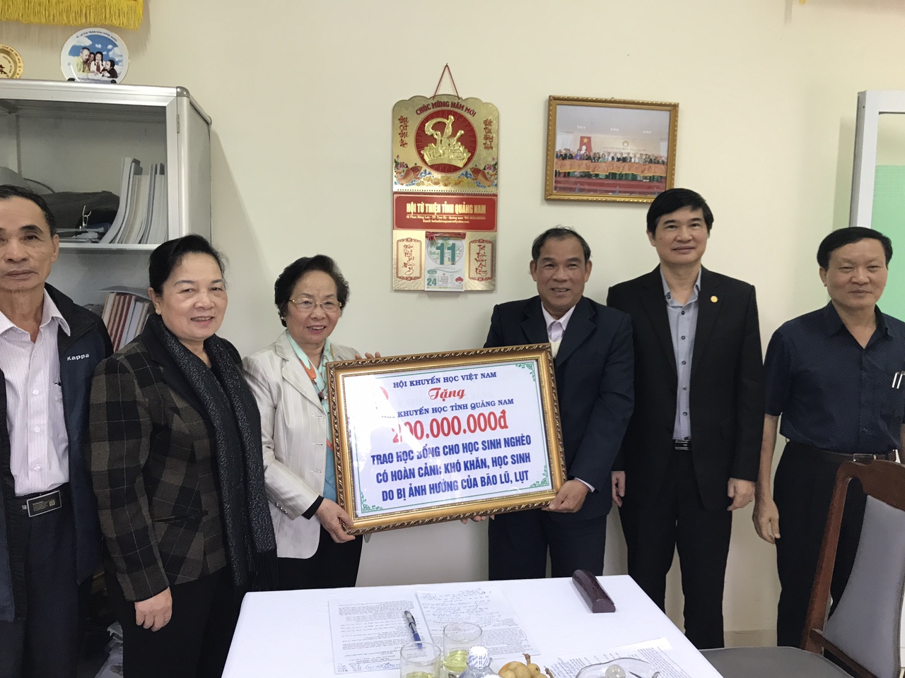 Chủ tịch Hội Khuyến học Việt Nam trao 200 triệu đồng học bổng cho học sinh Quảng Nam