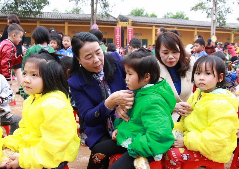 Phú Thọ: “Áo ấm cho em” đến với các em học sinh huyện Thanh Sơn