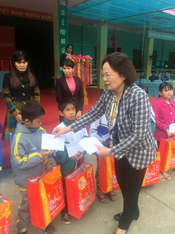 Phú Thọ: Hội Khuyến học tỉnh tặng quà tết cho học sinh và giáo viên có hoàn cảnh khó khăn nhân dịp chuẩn bị đón Xuân Mậu Tuất 
