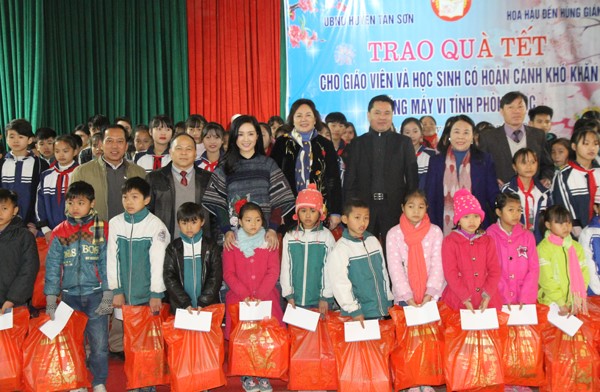 Phú Thọ: Hoa hậu Đền Hùng Giáng My trao quà tết tại huyện Tân Sơn