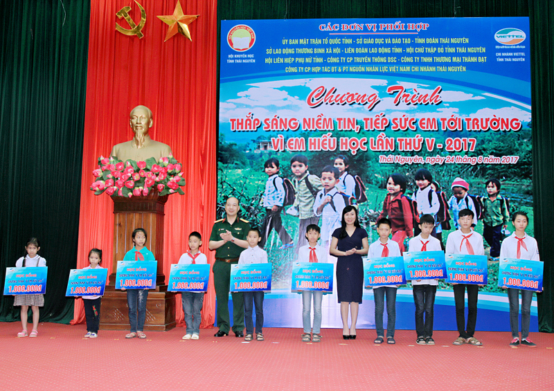 Thái Nguyên: Một chương trình vì học sinh nghèo hiếu học