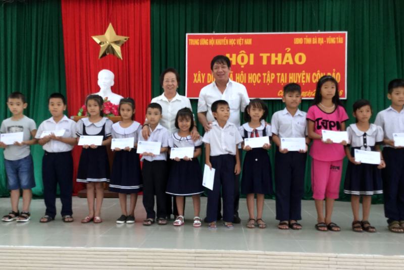 Trung ương Hội Khuyến học Việt Nam trao học bổng cho học sinh Côn Đảo