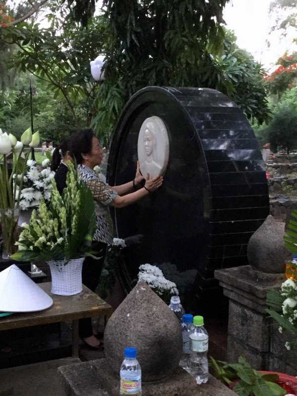 Đoàn Trung ương Hội Khuyến học Việt Nam viếng Nghĩa trang liệt sỹ Hàng Dương – Côn Đảo