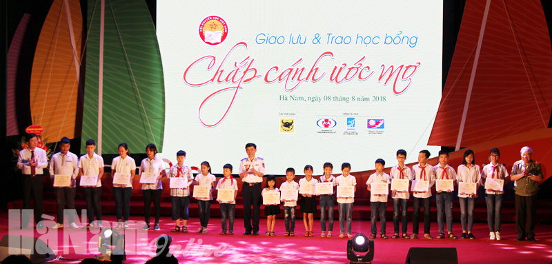 Hà Nam: Lễ trao học bổng “Chắp cánh ước mơ” năm 2018