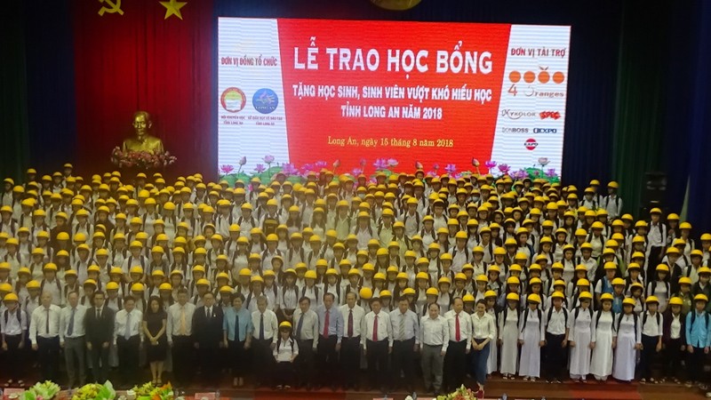 Long An trao học bổng cho học sinh, sinh viên hiếu học năm 2018