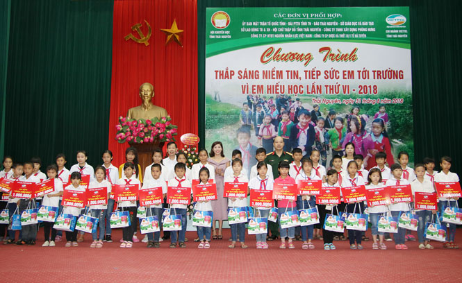 Thái Nguyên: Tổ chức chương trình “Thắp sáng niềm tin, tiếp sức em tới trường vì em hiếu học” lần thứ VI