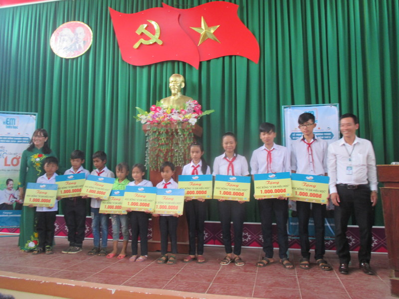 Đăk Lăk: Hội Khuyến học Krông Bông trao tặng học bổng cho học sinh nghèo vượt khó và học bổng 'Vì em hiếu học'