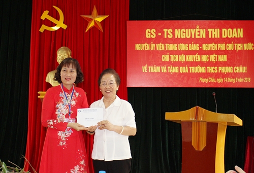 Chủ tịch HKHVN Nguyễn Thị Doan thăm, tặng quà các thầy, cô giáo và các em học sinh khó khăn vùng lũ lụt huyện Chương Mỹ
