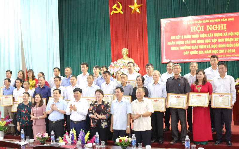 Phú Thọ: Cẩm Khê sơ kết 3 năm thực hiện xây dựng xã hội học tập và khen thưởng giáo viên và học sinh giỏi cấp tỉnh, cấp quốc gia