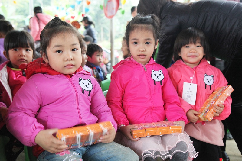 Phú Thọ: Trao áo ấm cho học sinh Hạ Hòa