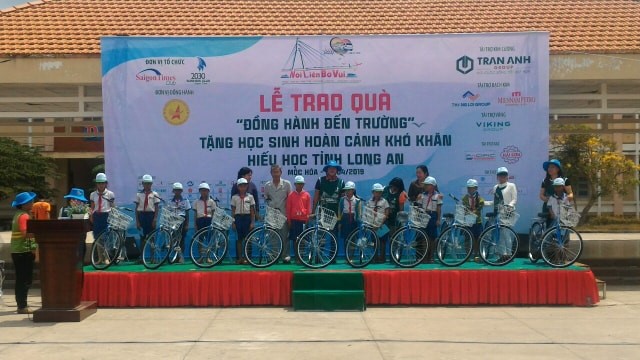 Long An: Trao tặng 500 xe đạp và 800 phần quà hỗ trợ học sinh nghèo hiếu học