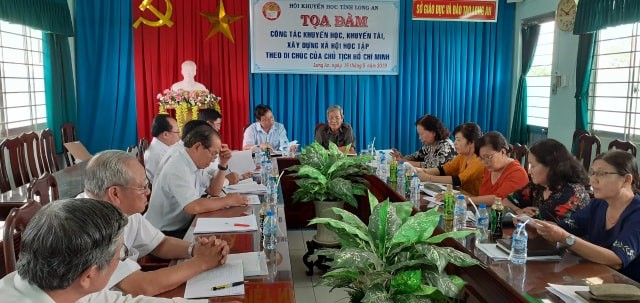 Long An: Tọa đàm “Công tác khuyến học, khuyến tài, xây dựng xã hội học tập theo di chúc của Chủ tịch Hồ Chí Minh”.