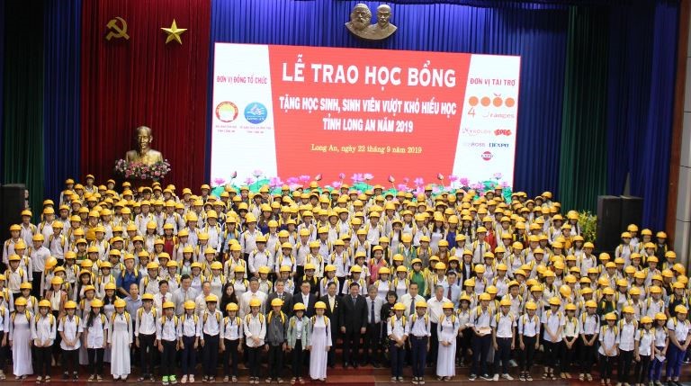 Long An: Trao 400 suất học bổng 4 Oranges lần thứ 12 cho học sinh, sinh viên vượt khó hiếu học