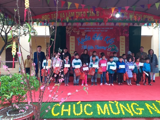 Phú Thọ: Cẩm Khê trao 87 suất quà Tết cho giáo viên, học sinh có hoàn cảnh khó khăn