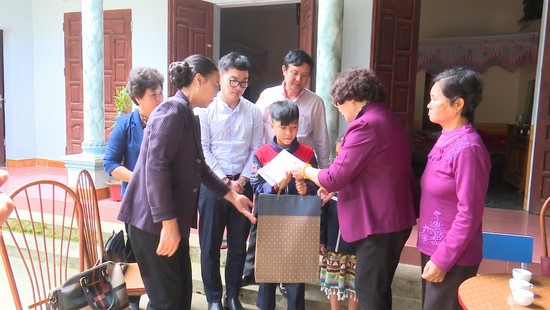 Phú Thọ: Tặng quà cho các  em học sinh có hoàn cảnh đặc biệt khó khăn huyện Phù Ninh