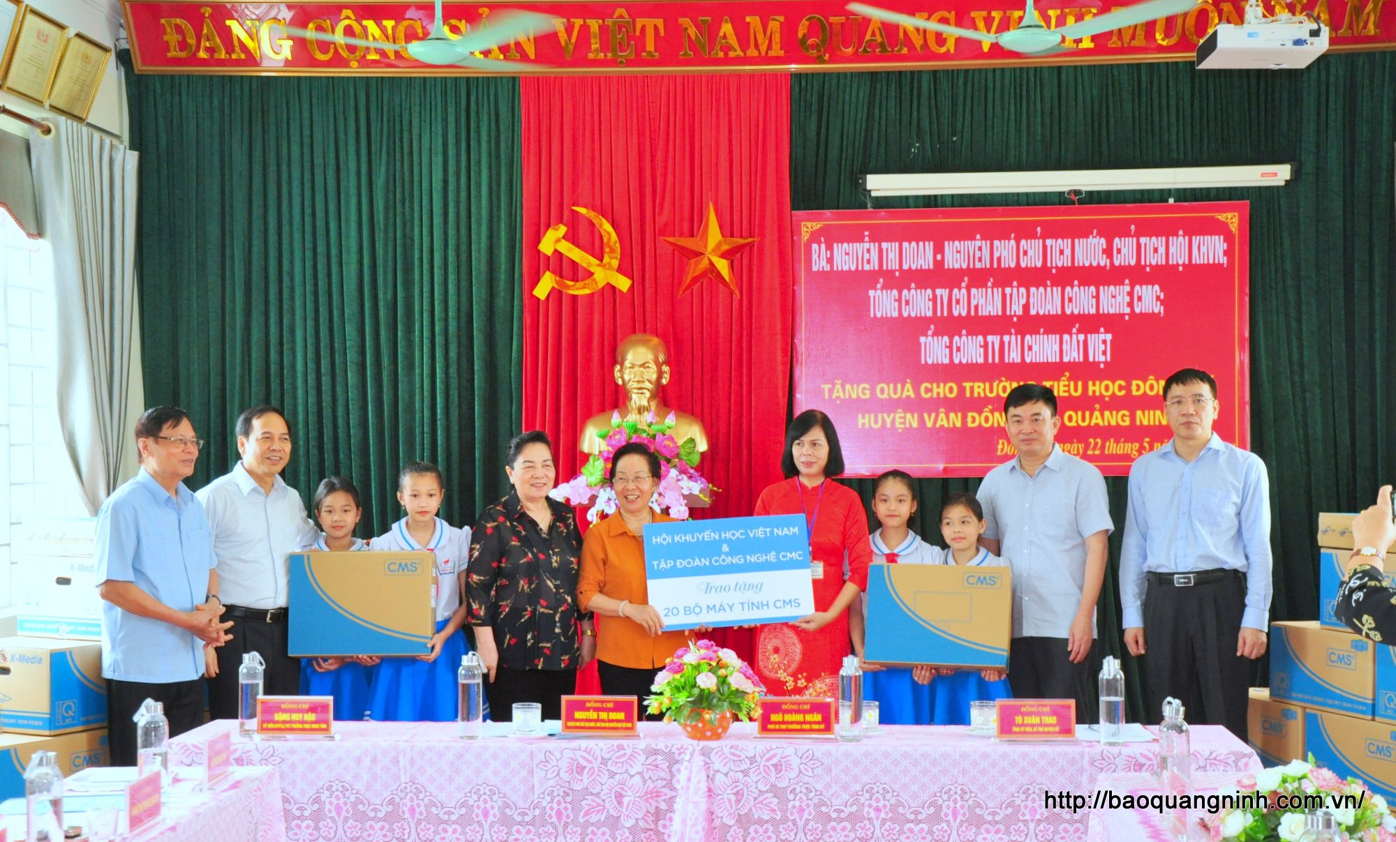 Chủ tịch Hội Khuyến học VN thăm, tặng quà cô và trò Trường Tiểu học Đông Xá tỉnh Quảng Ninh