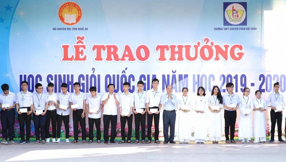Nghệ An: Trao thưởng hơn 100 triệu đồng cho thầy trò trường chuyên Phan Bội Châu 