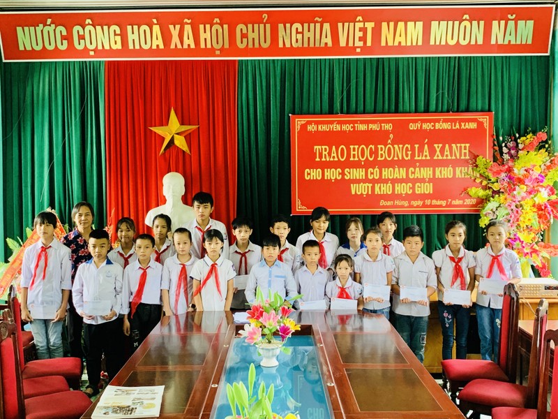 Phú Thọ: Hội Khuyến học Đoan Hùng tổ chức trao học bổng Lá xanh