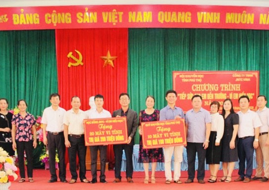 Phú Thọ: 30 máy tính và 50 suất học bổng trao cho học sinh có hoàn cảnh khó khăn ở Đoan Hùng