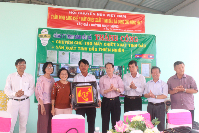 Nông dân Huỳnh Ngọc Mừng với sáng chế 'Máy chiết xuất tinh dầu dùng cho nông hộ'