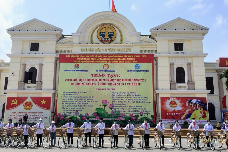Nam Định: Trao học bổng xe đạp cho học sinh 'mùa covid'