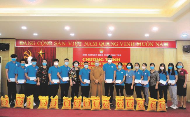 Phú Thọ: Tặng quà cho sinh viên trường Đại học Hùng Vương nhân dịp năm học mới 2021-2022
