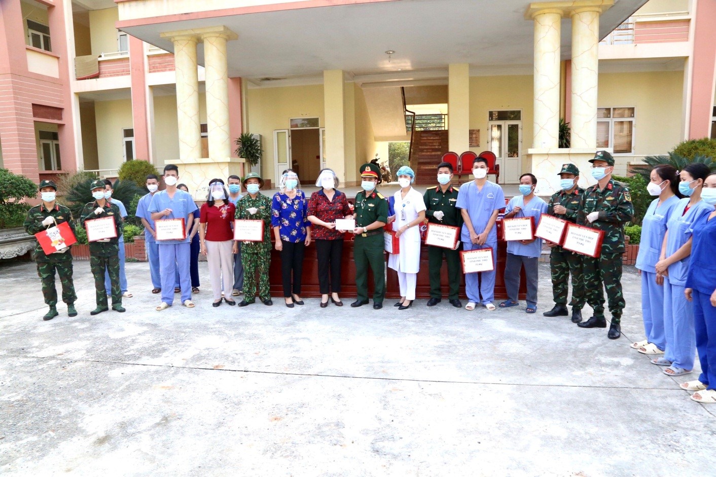 Phú Thọ: Hội Khuyến học tỉnh thăm hỏi, tặng quà cho học sinh - bệnh nhân mắc Covid-19  tại bệnh viện dã chiến số 1