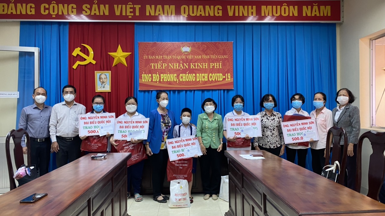 Tiền Giang: Trao học bổng và quà cho học sinh bị ảnh hưởng nặng bởi dịch Covid-19