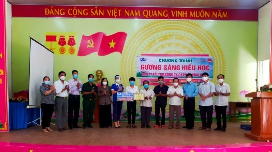 Đồng Tháp: Trao học bổng Gương sáng hiếu học