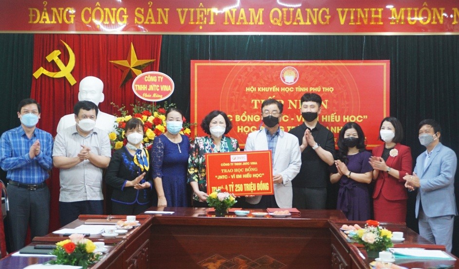 Phú Thọ: Tiếp nhận Học bổng 'JNTC - Vì em hiếu học' và Học bổng 'Trăng Xanh'