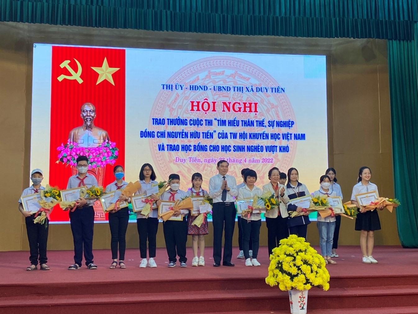 Lễ trao thưởng Cuộc thi 'Tìm hiểu thân thế, sự nghiệp đồng chí Nguyễn Hữu Tiến' của Trung ương Hội Khuyến học Việt Nam và trao học bổng cho học sinh nghèo vượt khó