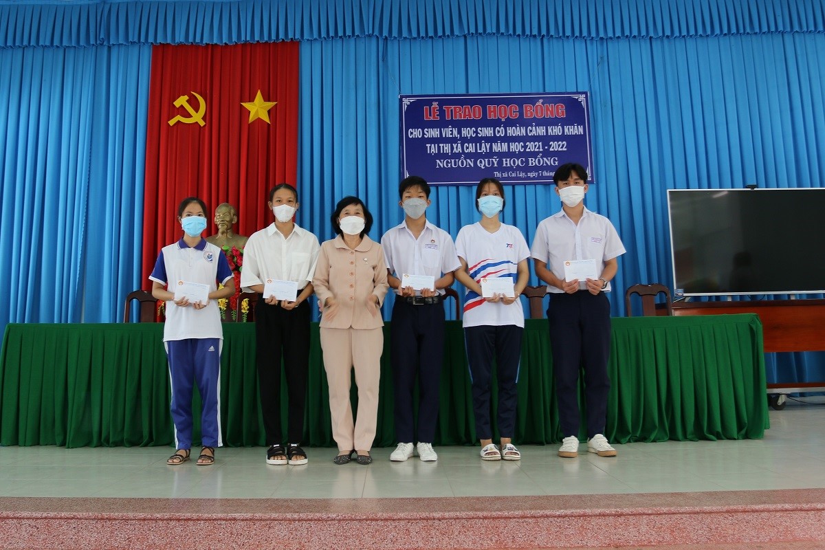 Tiền Giang: Trao 55 suất học bổng cho sinh viên, học sinh có hoàn cảnh khó khăn và hỗ trợ học sinh mồ côi đến hết đại học