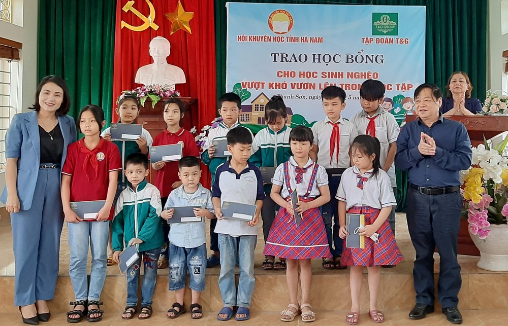 Hà Nam: Hội Khuyến học tỉnh trao tặng 200 suất học bổng cho học sinh nghèo vượt khó vươn lên trong học tập